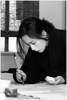Lingshu 靈樹
Lingshu is a painter and ceramic artist. She holds a BA from Tianjin Academy of Fine Arts, an MA in Fine Art from the University of the Arts London, and completed training in classical oil painting at the Repin Academy of Fine Arts. She currently lives and works in Shanghai.
Her primary practices include easel painting, ink painting, and overglaze ceramics. Drawing on religious narratives, fantasy, and folklore traditions, she has illustrated and designed covers for works such as Zhu Fa's Annan Guaitan, Li Yao's Shanxiao kao canbian, Congshizhizhong, and Zhi shang xing zhou, Mo Yan's Sandalwood Death (Tanxiang xing) and Mu Ming’s science fiction collection The Serpentine Band (Wanzhuan huan).