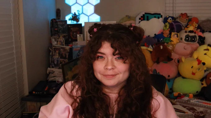 Kiwisnstars poses for a going live on Twitch post. She's playing On Together while coworking & raising funds for RAICES on twitch.tv/kiwisnstars