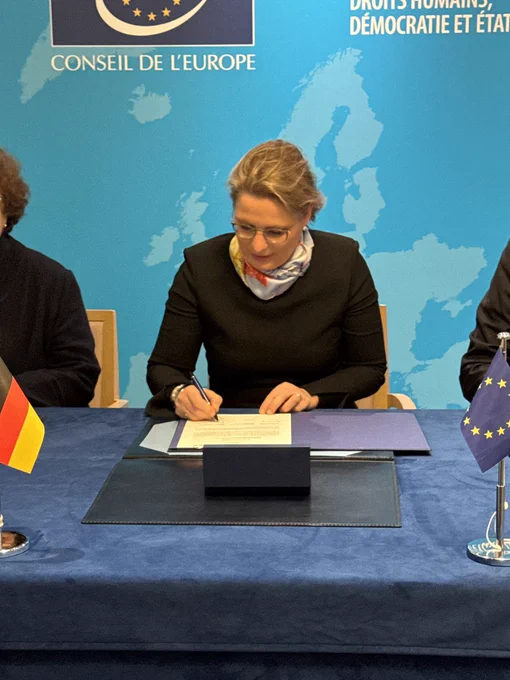 Bundesjustizministerin zeichnet Konvention