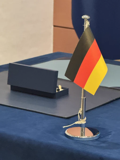 Deutschland Flagge und Stift zur Unterzeichnung