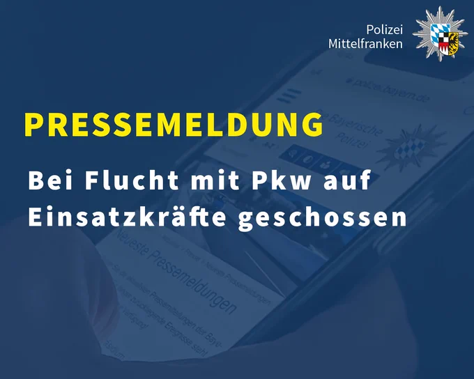 Das Bild zeigt ein Smartphone in der Hand einer Person. Auf dem Smartphone ist eine Internetseite mit den neusten Presseberichten der Bayerischen Polizei geöffnet. Das Foto hat ein blaues Overlay mit der gelben Überschrift „Pressemeldung“. Oben rechts befindet sich ein Polizeistern. Auf dem Bild steht des Weiteren: Bei Flucht mit Pkw auf Einsatzkräfte geschossen. 