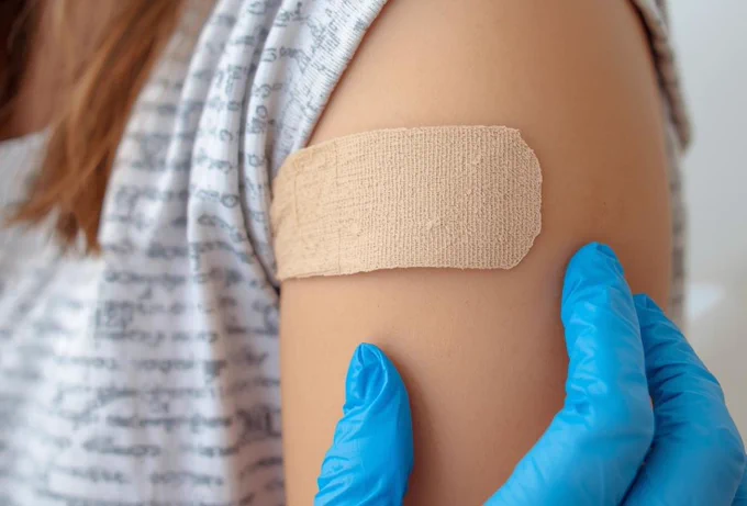 Foto del brazo de una persona que acaba de recibir una vacuna
