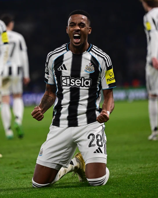 Joe Willock celebrating his goal at the Parc des Princes. 