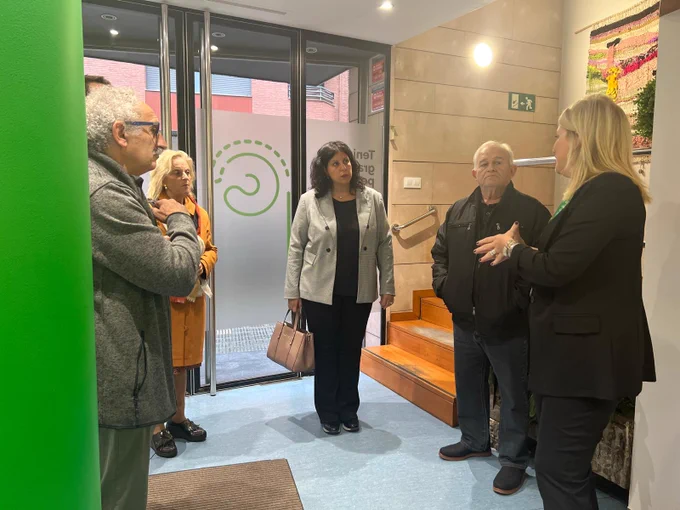 Núria Gil ha estat rebuda pel president de l'Associació Contra el Càncer Lleida, Sisco Maranges, la gerent, Eva Figuera, i altres membres de la Junta Provincial de l'entitat