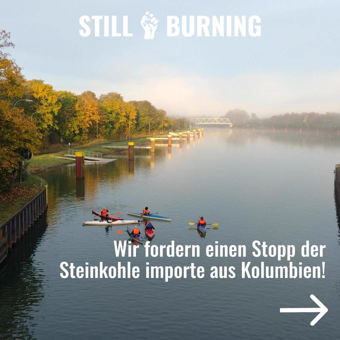 Sharepic mit einem Bild von 5 Kayaks auf dem Kanal im Hintergrund. Aufschrift: "Wir fordern einen Stopp der Steinkohle-Importe aus Kolumbien!"
