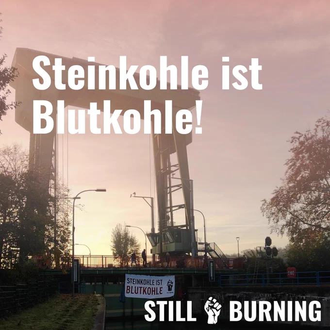 Sharepic mit der Schleuse und der Blockade auf der Brücke im Hintergrund. Aufschrift: "Steinkohle ist Blutkohle!" Dazu das Logo von Still Burning.