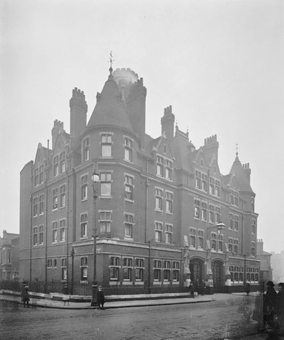 A black and white photo of Fulham Fire Station, taken circa 1900. 