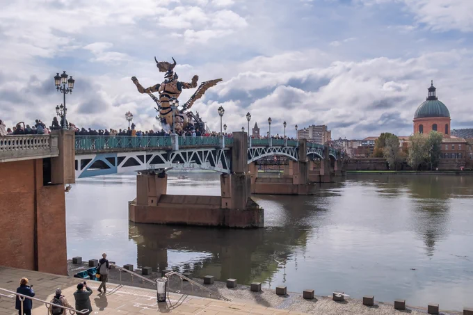 Le Minotaure de la compagnie La Machine franchit la Garonne en empruntant le Pont Saint-Pierre, le 27 octobre à midi. 