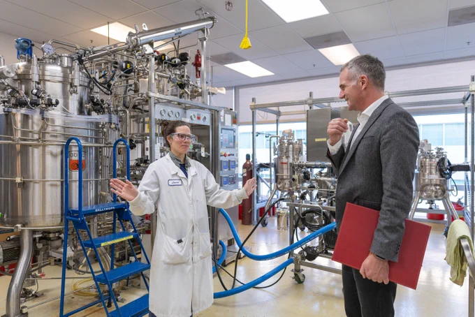 Secretary of State Peter Kyle with a scientist at the Advanced Biofuels and Bioproducts Development Unit at Berkeley Lab in San Francisco