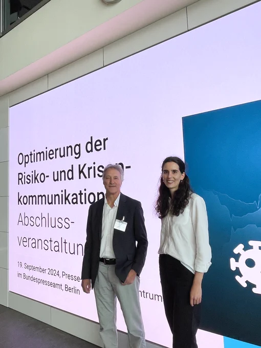 Prof. Dr. Hans-Jürgen Bucher und Johanne Mayer bei der MIRKKOMM-Abschlussveranstaltung in Berlin