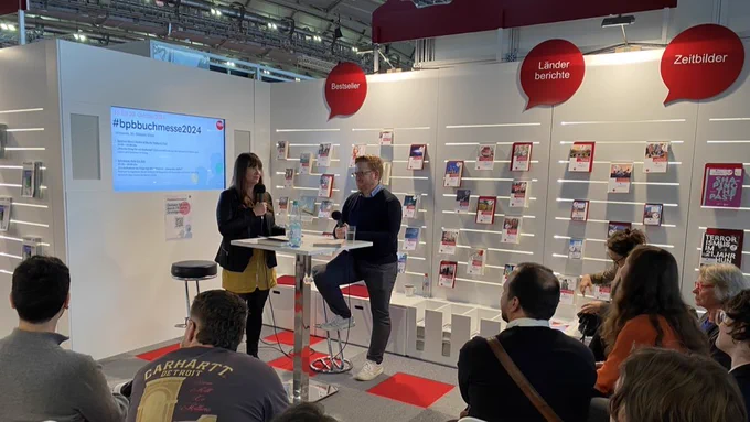 Ein Gespräch am Stand der bpb bei der Buchmesse.