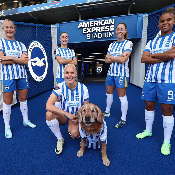 Guro Bergsvand, Bruna Vilamala, Vicky Losada, Nikita Parris, Maria Thorisdottir and Theo in the tunnel at the Amex.