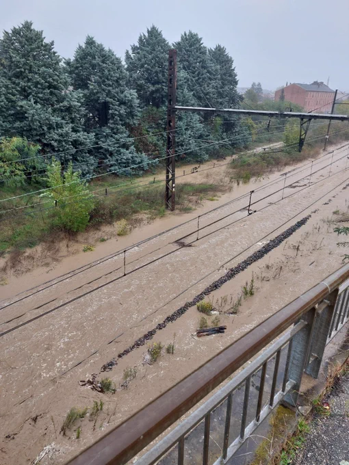 Photographie des voies inondées sur la ligne 10