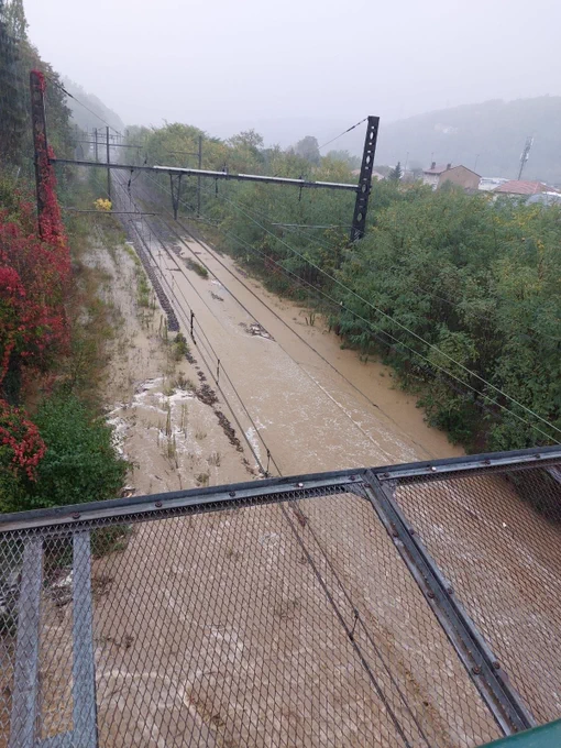 Photographie des voies inondées sur la ligne 10
