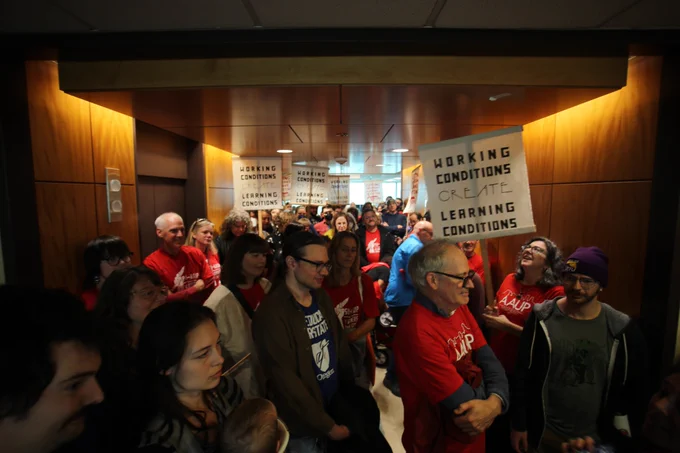 28 business days until contract expiration, over 7.5% of PSU-AAUP just given layoff notices, massive march on the boss, faculty and staff giving  bargaining testimony from an occupation outside @PSUPresident11's office. Tick tock.

Help us fight back: https://actionnetwork.org/letters/stop-the-layoffs-support-students-and-workers-at-portland-state 