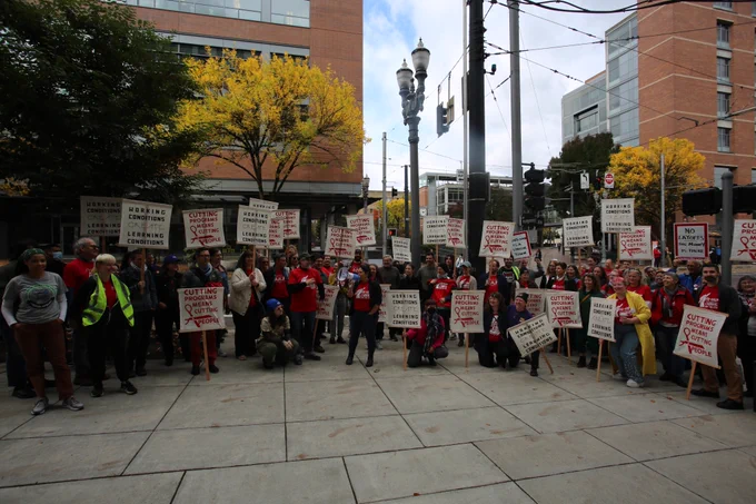 28 business days until contract expiration, over 7.5% of PSU-AAUP just given layoff notices, massive march on the boss, faculty and staff giving  bargaining testimony from an occupation outside @PSUPresident11's office. Tick tock.

Help us fight back: https://actionnetwork.org/letters/stop-the-layoffs-support-students-and-workers-at-portland-state 
