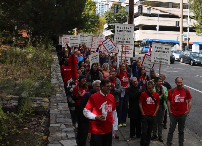 28 business days until contract expiration, over 7.5% of PSU-AAUP just given layoff notices, massive march on the boss, faculty and staff giving  bargaining testimony from an occupation outside @PSUPresident11's office. Tick tock.

Help us fight back: https://actionnetwork.org/letters/stop-the-layoffs-support-students-and-workers-at-portland-state 