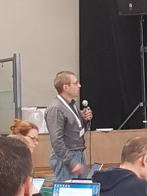 Emmanuel Tison, ingénieur au Centre d'Enseignement, de Recherche et d'Innovation Energie et Environnement (CERI EE) de l'IMT Nord Europe, au micro pour présenter ses travaux
