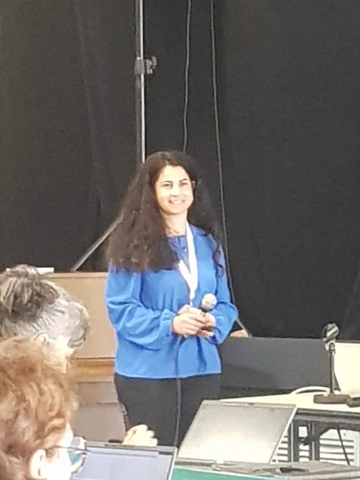 Dr. Thérèse Salameh, ingénieure de recherche au Centre d'Enseignement, de Recherche et d'Innovation Energie et Environnement (CERI EE) de l'IMT Nord Europe, au micro pour présenter ses travaux