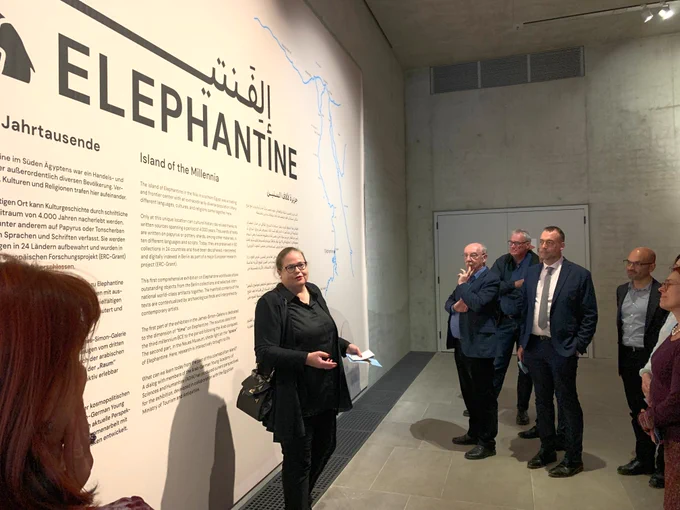 Verena Lepper führt durch die Elephantine-Ausstellung. Foto: SPK / Killisch