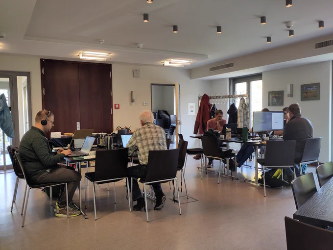 Personen arbeiten in Gruppen 