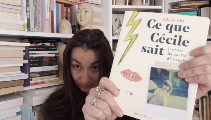 Miniature de la vidéo de demain, moi tenant le livre de Cécile Cée dans les mains