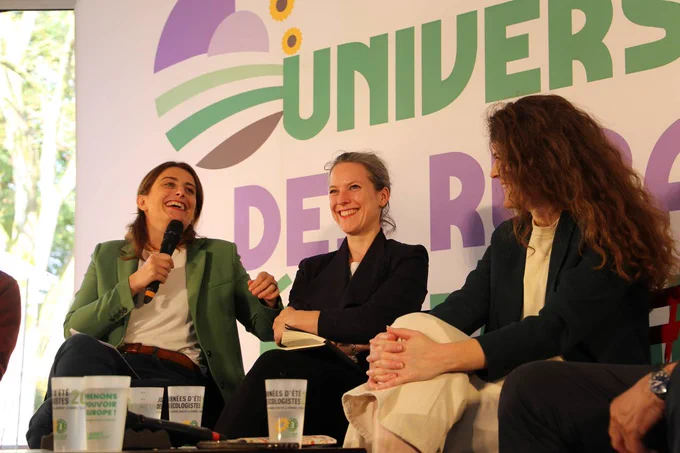 Trois femmes assises sur des chaises.