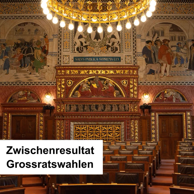 ein Raum mit einem Kronleuchter und Stühlen