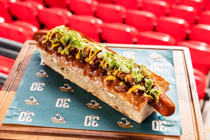 
Scratch & Claw Dog 🌭 A 1-foot long Essex-bred sausage topped with cheese sauce, BBQ pulled pork, crispy onions, BBQ sauce and American mustard in a semolina roll.