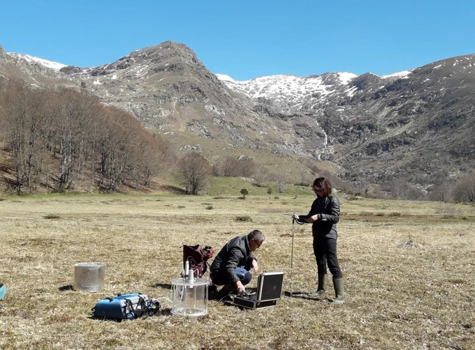 Mesures d’échanges de GES (CO2/CH4) par chambre sur la tourbière de Bernadouze. © Christine Delire