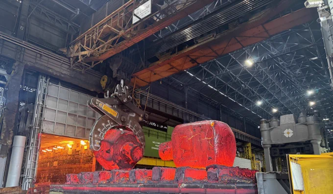 Two large ingots, one of which is ready to be lifted and forged under our 10,000-tonne hydraulic press.

#MadeInSheffield #SheffieldSteel