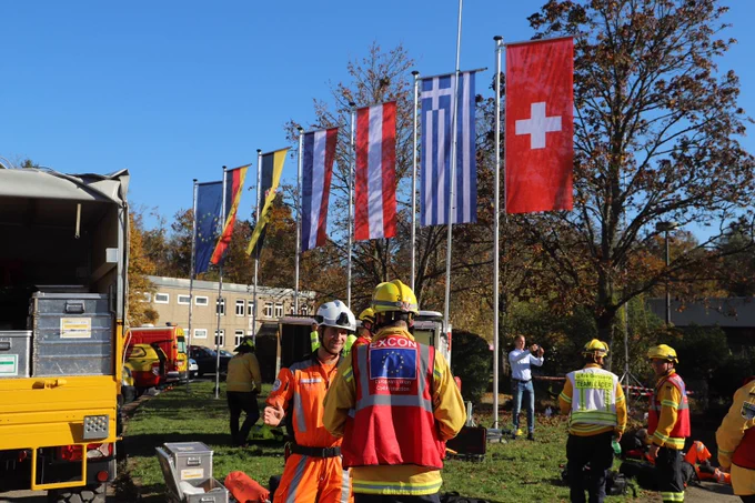 Photo prise lors de l'exercice avec les drapeaux des différents participants 