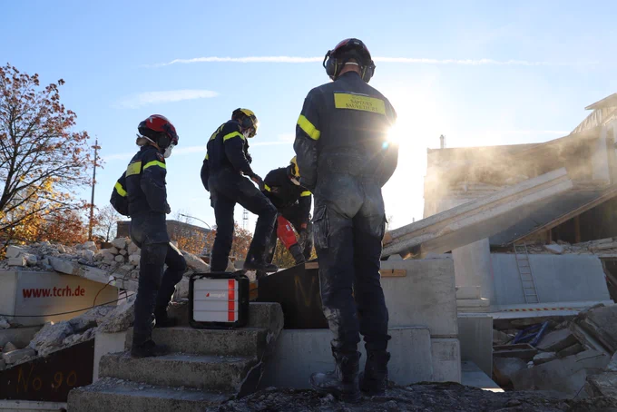 4 sapeurs-sauveteurs de l'UIISC lors d'une manoeuvre pendant l'exercice