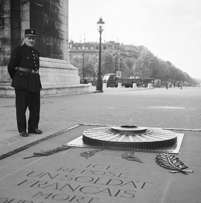 Arc de triomphe de l'Étoile, le gardien de la Flamme, juin 1942
© Séeberger Frères / Centre des monuments nationaux