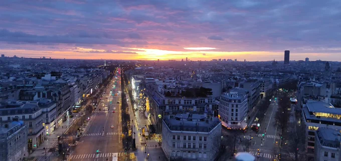 Vue panoramique depuis la terrasse de l'Arc de triomphe en hiver. 
