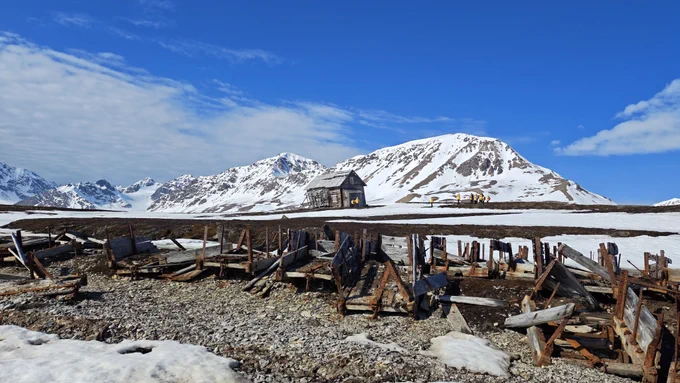Image of snowy landscape with mountains 