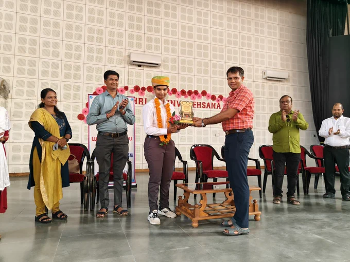भारतीय नौसेना की आईटी कार्यकारी शाखा में सब-लेफ्टिनेंट के रूप में नियुक्त होने वाली नवोदय विद्यालय समिति की पहली लड़की, पूर्व छात्रा सुश्री सिद्धि पटेल और उनके माता-पिता का स्वागत करना गर्व का क्षण है।

अपनी यात्रा के दौरान, उन्होंने छात्रों को अपनी यात्रा से प्रेरित किया और तकनीक और रक्षा में अनुशासन, फोकस और सपनों को आगे बढ़ाने के महत्व पर जोर दिया। अपने भविष्य को आकार देने के लिए जेएनवी के प्रति उनका आभार सभी के मन में गहराई से गूंजा।

बधाई हो सुश्री पटेल! आपकी उपलब्धियाँ हम सभी को प्रेरित करती हैं! 