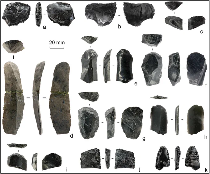 Different kinds of lithic tools (scrapers, endscrapers & bifacial points), predominantly made from obsidian.