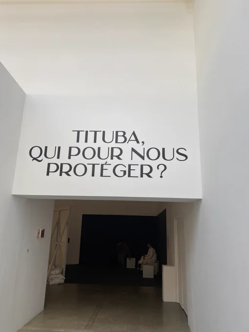 Photo de l'entrée de l'exposition "Tituba, qui pour nous protéger ?"