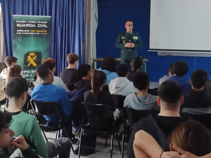Alumnos del IES "Gonzalo Torrente Ballester" de San Sebastián de los Reyes en la sexta edición de la National Cyber League de la Guardia Civil.