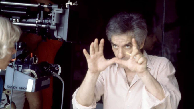 Le cinéaste et acteur américain John Cassavetes (1929 - 1989) dirige un plateau de tournage à New York, New York, octobre 1985. ©Getty - Oscar Abolafia/TPLP