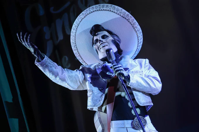 Ernesto De La Cruz on stage