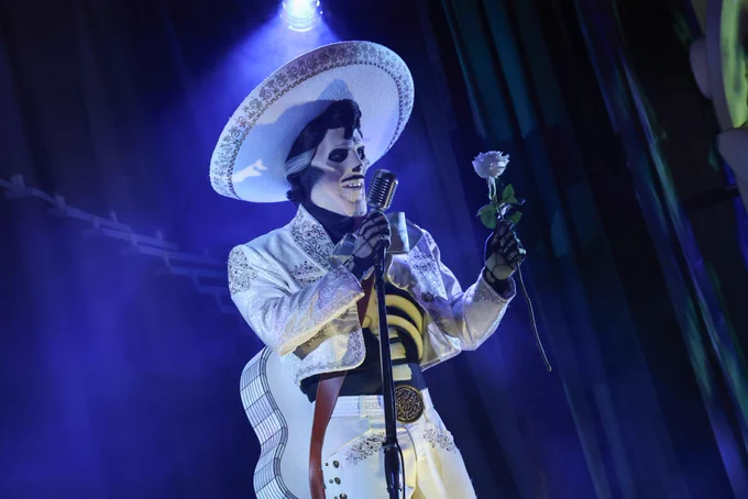 Ernesto De La Cruz on stage