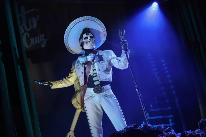 Ernesto De La Cruz on stage