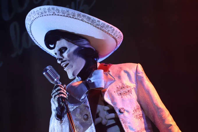 Ernesto De La Cruz on stage