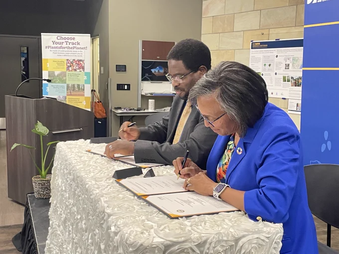 ILRI Director General Appolinaire Djikeng and Dean Helene Dillard sign a memorandum of understanding.