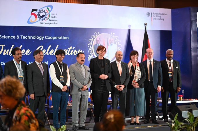 Group photo of (left to right):  Dr. Praveenkumar Somasundaram, DST; Prof. Ashutosh Sharma, INSA; Prof. Abhay Karandikar, DST; Dr. Jitendra Sing, Government of India; Ms. Bettina Stark-Watzinger, Federal Republic of Germany; Prof. Joybrato Mukherjee, DAAD