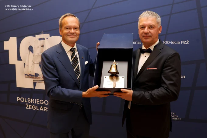 wręczenie pamiątkowego dzwonu przez prezesa PRS