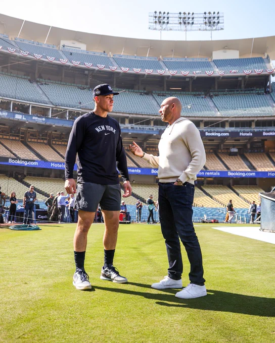 Aaron Judge and Derek Jeter talk before World Series Game 1.