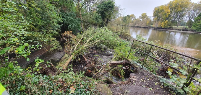 The collapsed section of the Thames towpath